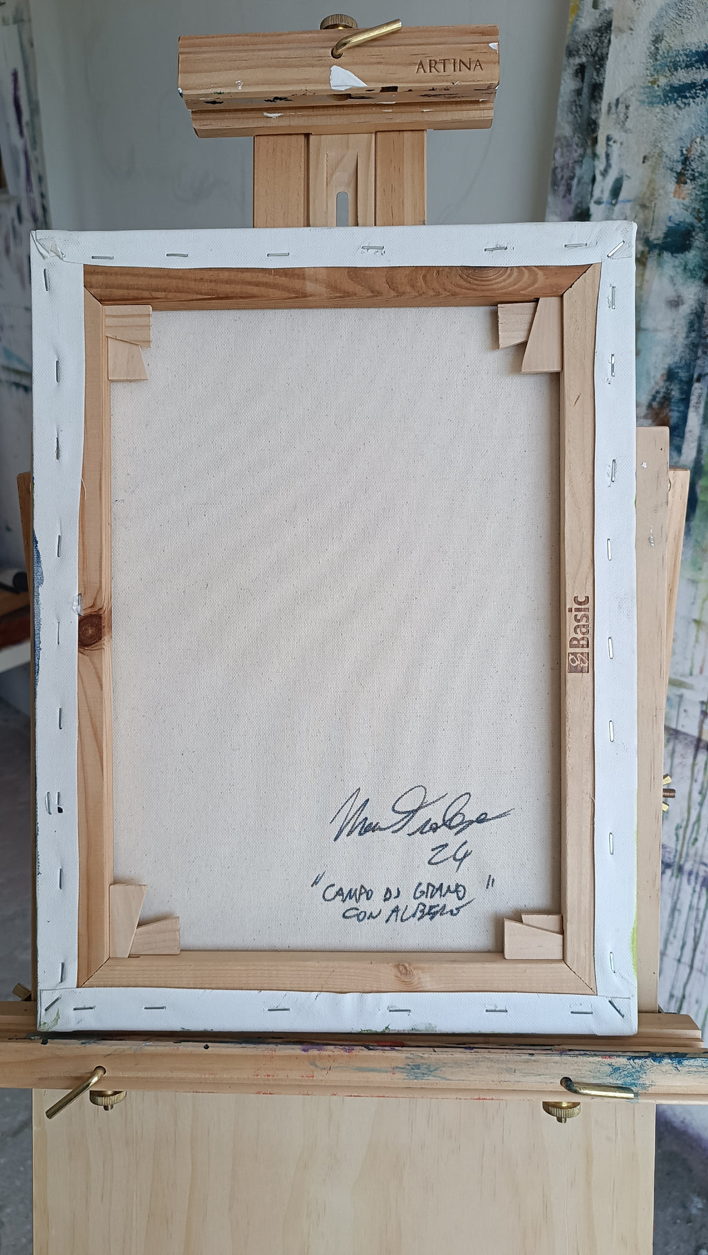 Campo di grano con albero